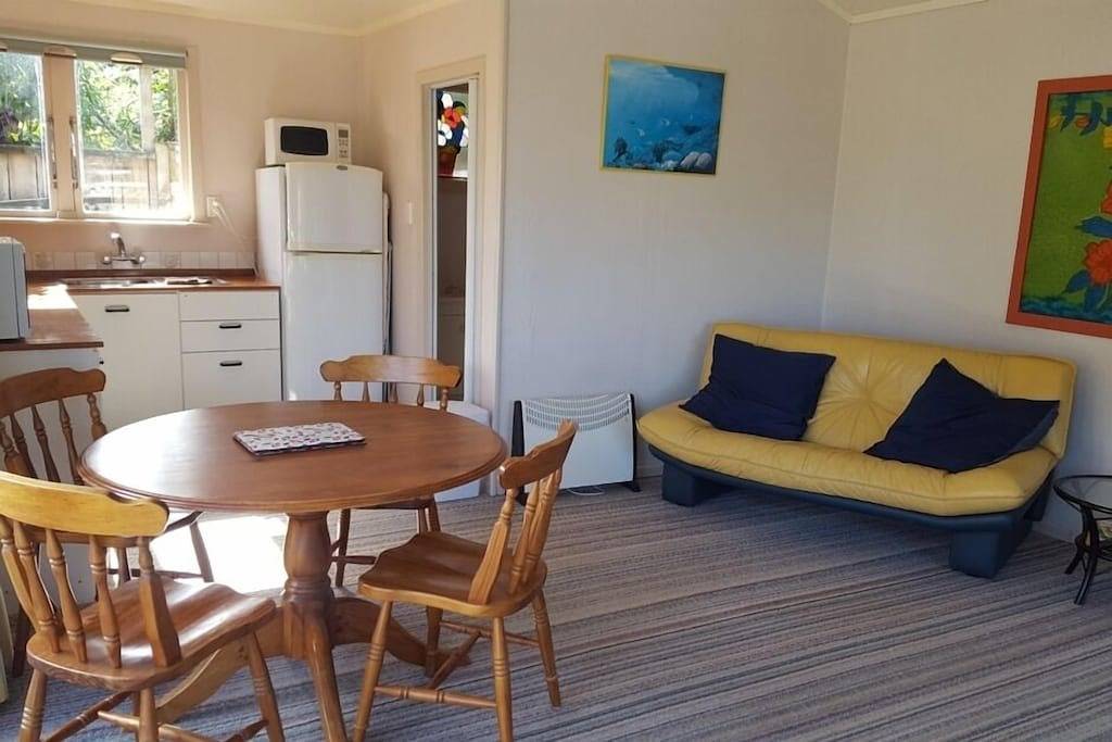 Ruhiger Strand in der Nähe des Sees in Taupo District