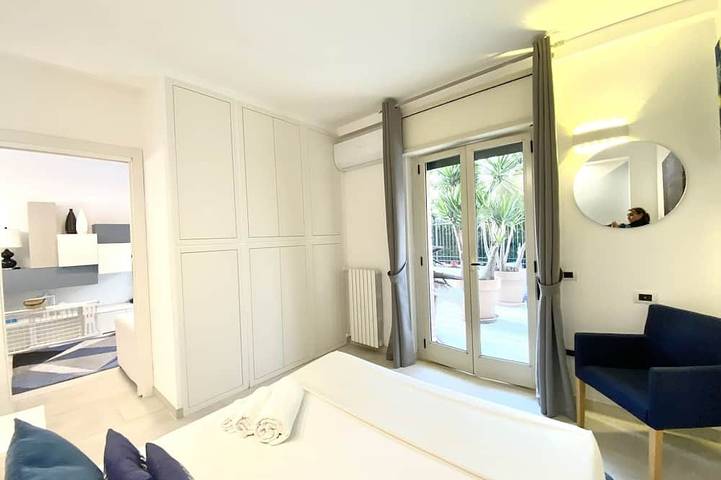 Ganze Wohnung, Suite mit Terrasse 200 Meter vom Meer entfernt in Spiaggia del Convento, Tropea