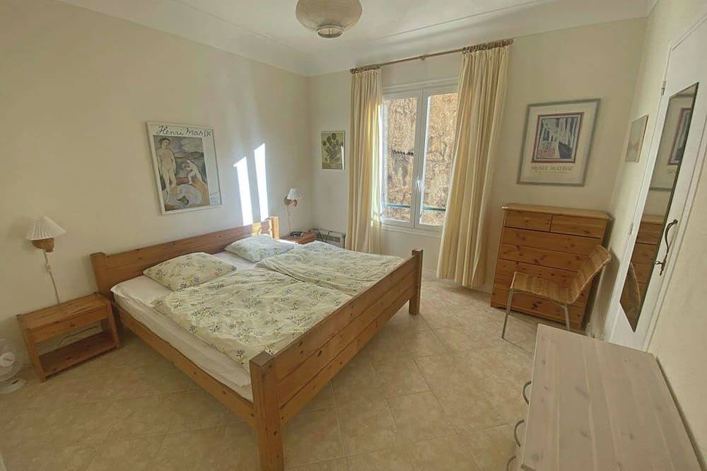 Entire apartment, Unique panoramic sea views from balcony and living room. 400 m walk to beach. in Villefranche-sur-Mer, Nice region