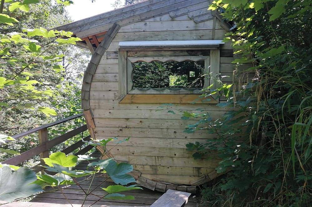 Col de la Faucille Tonneau in Mijoux, Parc naturel régional du Haut-Jura