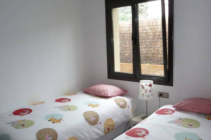 Nouvelle villa avec piscine sur la Costa Brava. Avec Wifi Internet! in Mas Ambros, Calonge