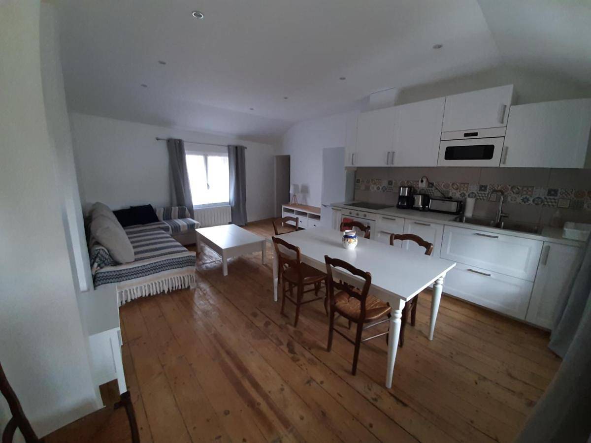 Appartement entier, Two-Bedroom Apartment in Albigny-sur-Saône, Lyon et ses environs