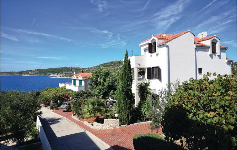 Gemütliche 145 m² große Ferienwohnung am Meer mit Pool und WLAN, 200 m vom Strand entfernt in Kanica, Razanj