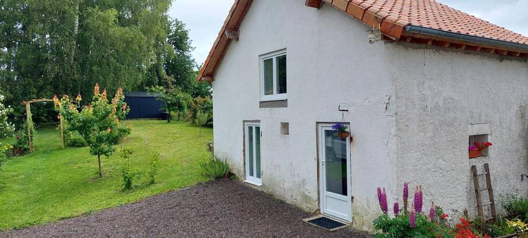 Location de vacances pour 2 personnes, avec terrasse ainsi que vue et jardin à Piégut-Pluviers - 2