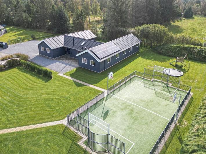 Ferieudlejning for 24 personer, med sauna og terrasse såvel som pool og jacuzzi i Ålbæk