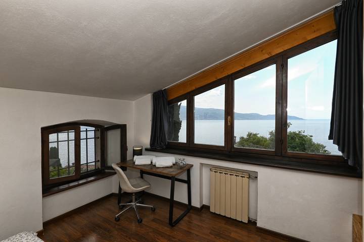 Villa for 4 people, with lake view and terrace, with pets in Lake Garda