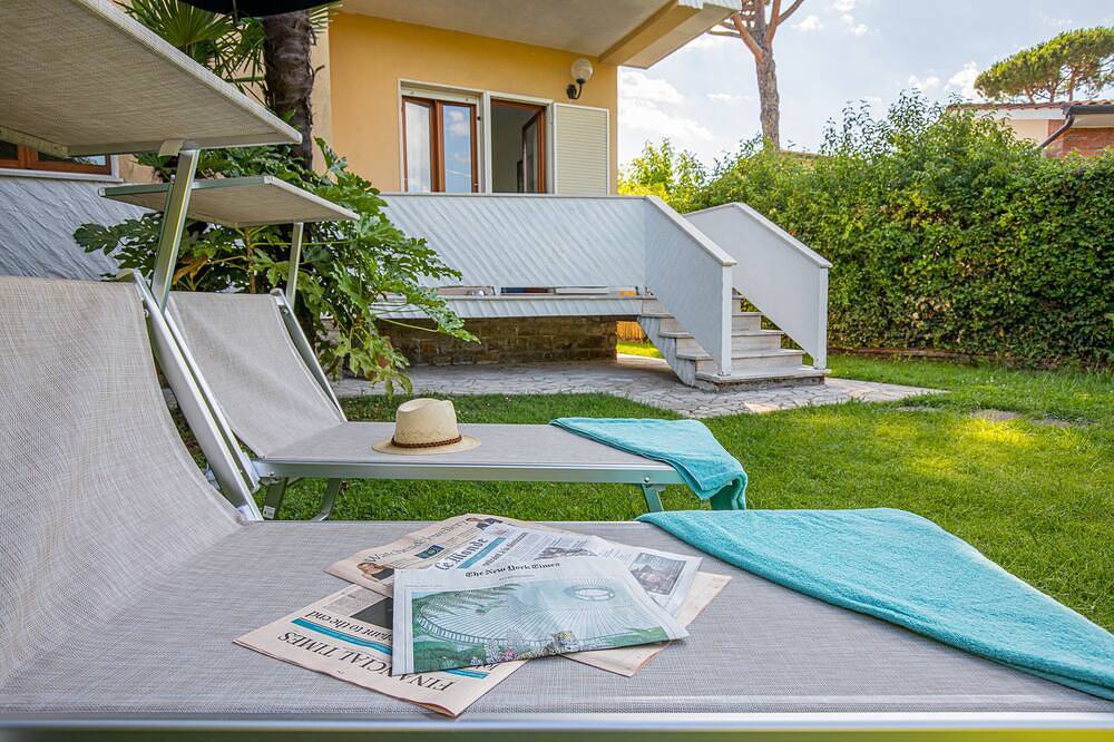 Villa near the sea exclusive garden, parking, wi -fi, bbq in Marina di Pietrasanta, Pietrasanta