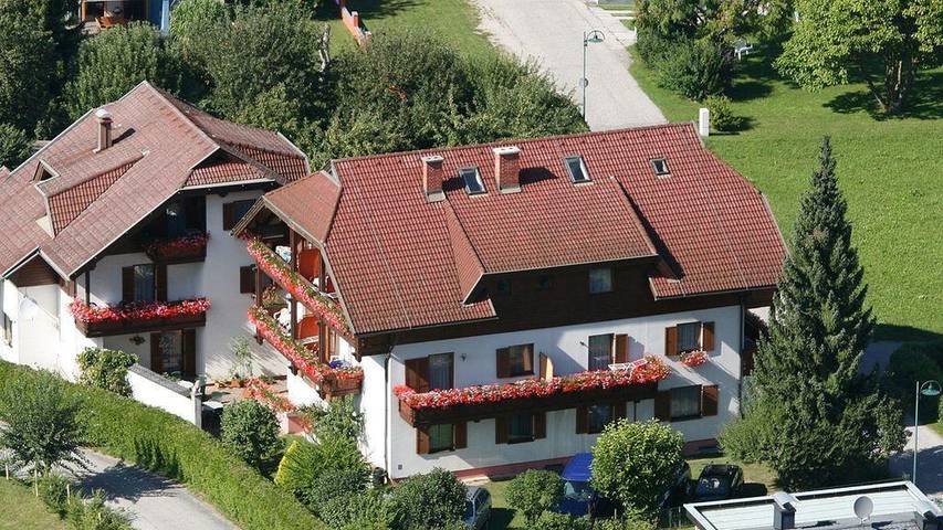 Pensione per 2 persone, con Balcone e Giardino nonché Piscina e Vista lago in Faaker See