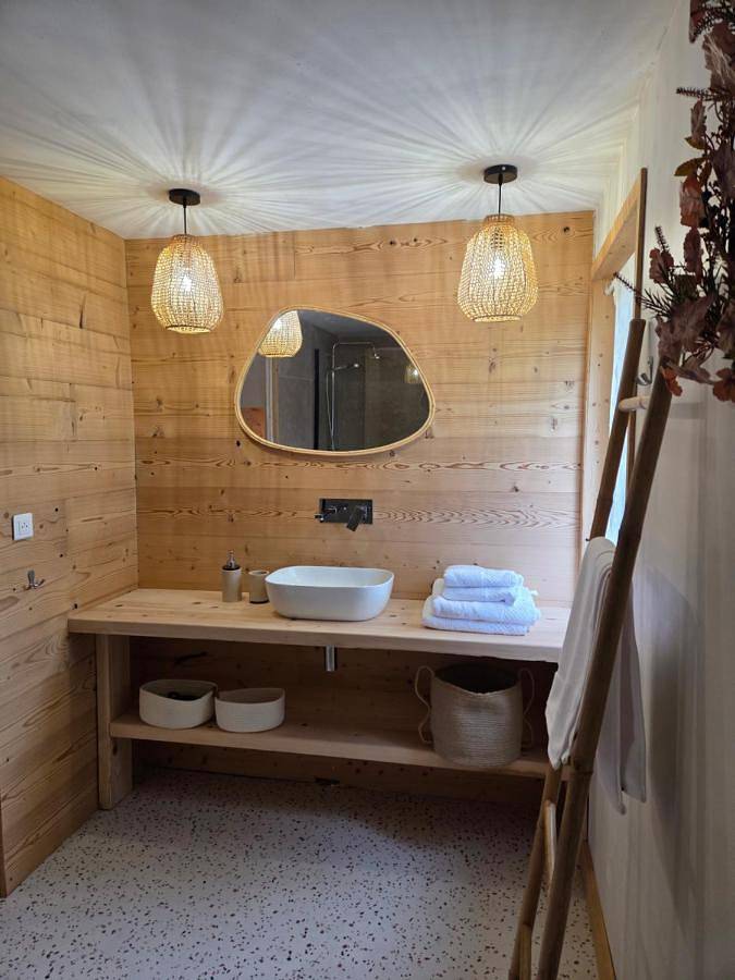 Location de vacances pour 2 personnes, avec Terrasse et Jardin ainsi que Piscine et Vue à La Chapelle-Geneste - 4