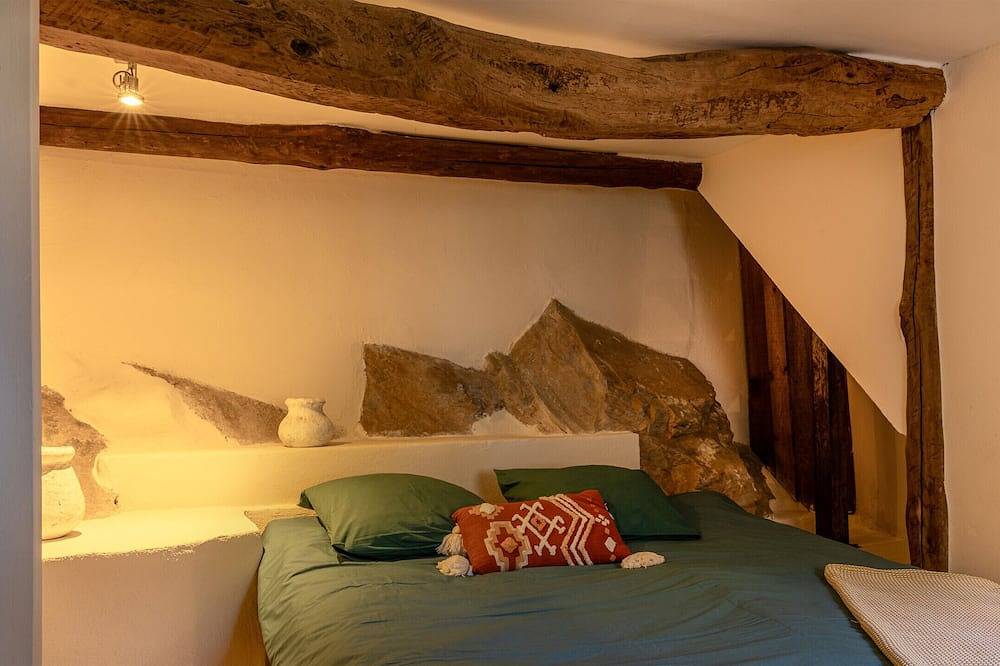 Casa Vincè, beautiful air-conditioned village house with exposed stonework in Furiani, Capo Corso