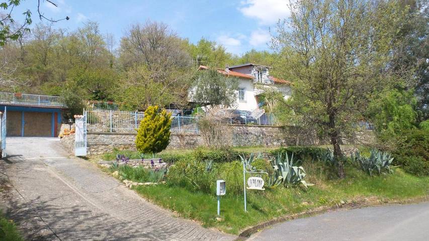 Gîte pour 4 personnes, avec jardin à Lucinasco
