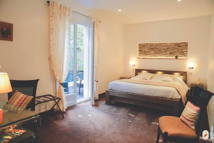 Hôtel pour 4 personnes, avec piscine ainsi que vue et jardin à Châteaubernard - 2