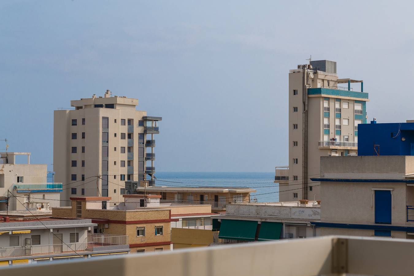 Apartamento entero, Apartamento vacacional "Mejor Zona De Gandia" con vistas al mar, piscina compartida y Wi-Fi in Playa de Gandía, Costa de Valencia