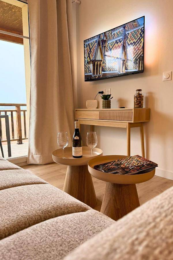Gîte pour 6 personnes, avec vue et piscine ainsi que sauna et terrasse à Levernois