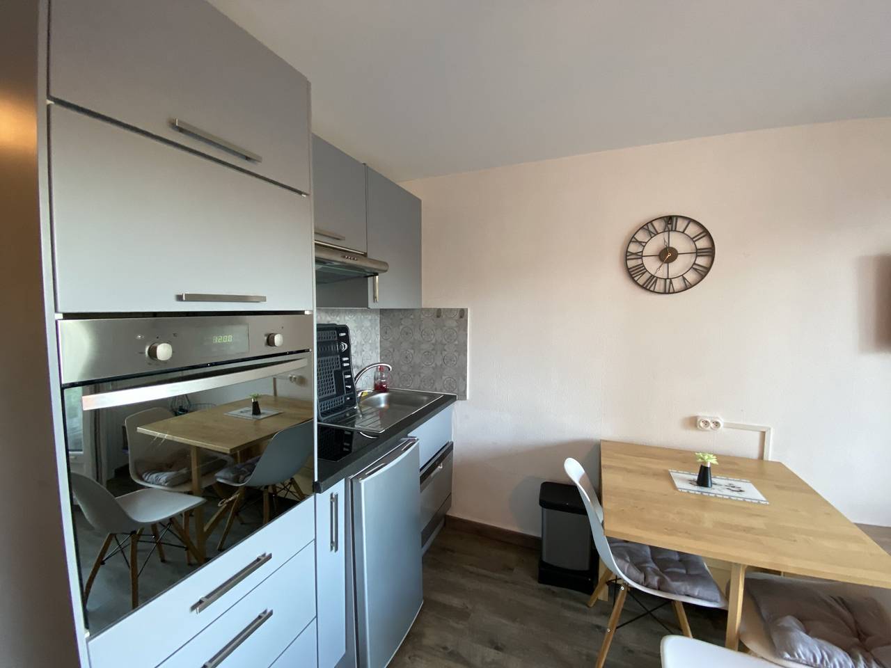 Ganze Wohnung, Charmantes T2 mit Terrasse in der Nähe von Thermes du Connétable, Wi-Fi, Geschirrspüler in La Roche-Posay, Vienne