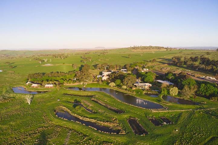 Alojamiento y desayuno para 2 personas, con jardín además de vistas y vistas al lago, Se admiten mascotas en Victoria