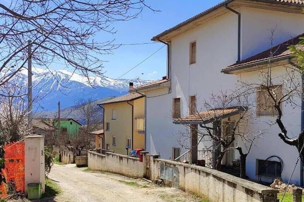Cozy apartment with private garden and parking in L'Aquila in L'Aquila, Gran Sasso