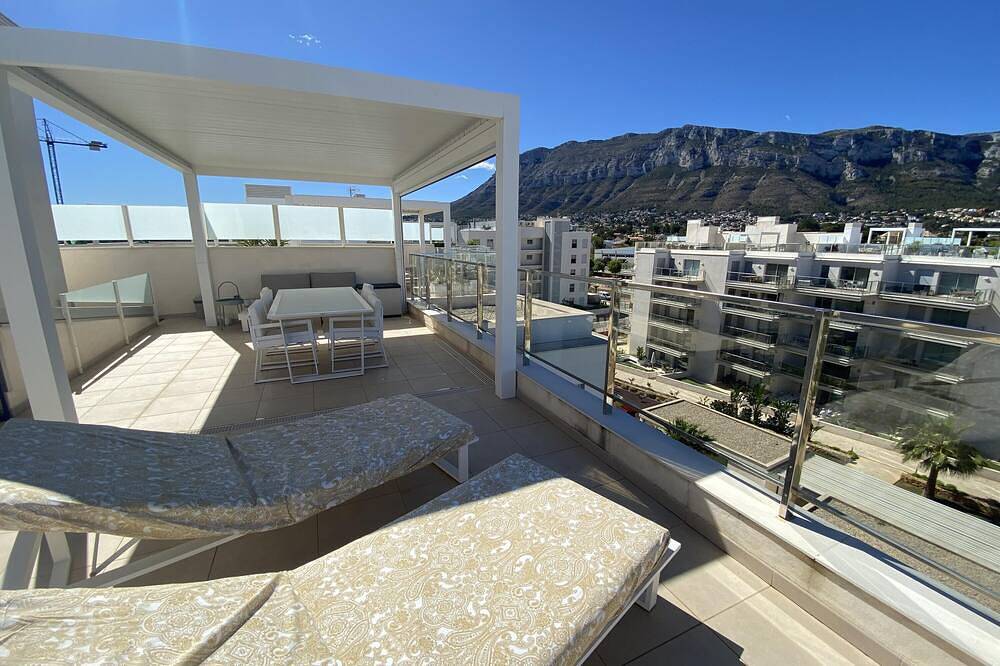 Penthouse with large terrace, Wifi, A/C, garage, swimming pool, gym. Walking distance to beach and centre. in Montgo, Dénia