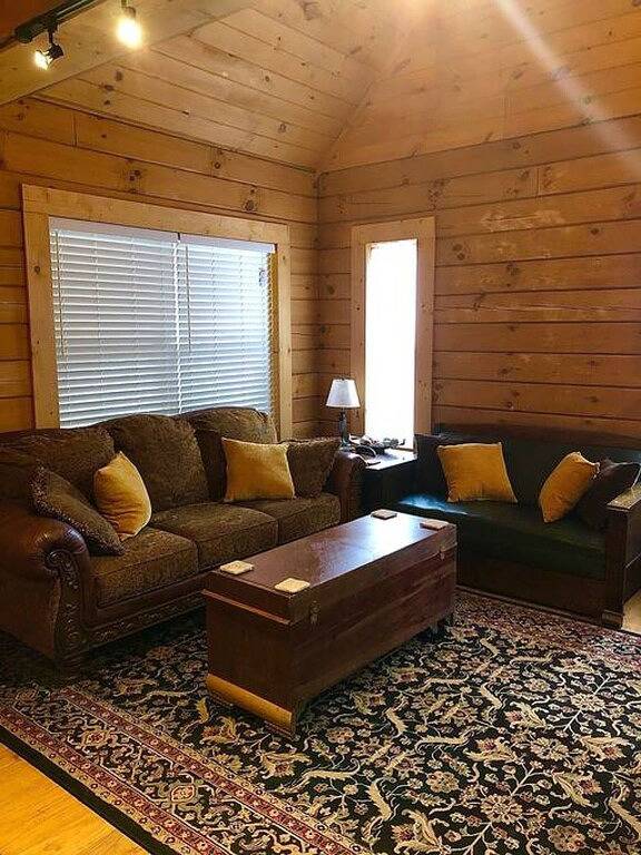 Calming Cabin: A Getaway Where Peace Settles In in Grundy County