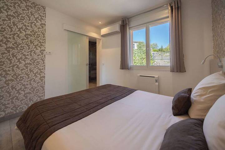 Location de vacances pour 8 personnes, avec terrasse ainsi que jardin et jacuzzi à Saint-Alban-Auriolles - 2