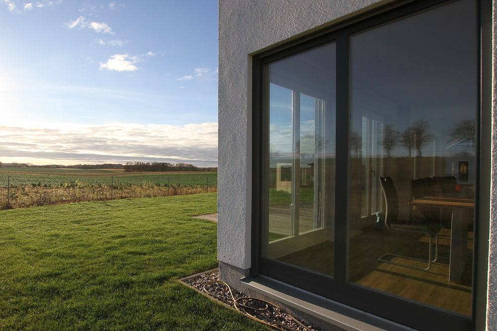 Warme Sommertage im Ferienhaus nahe der Ostsee am Rand eines Naturschutzgebietes in Dassow, Nordwestmecklenburg (Wismar und Umgebung)