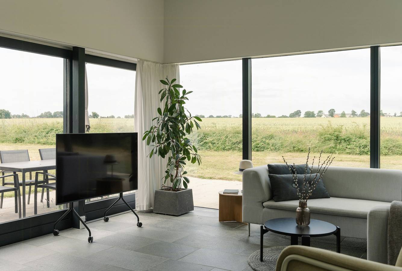Arkitekttegnet hus ved Dyngby Strand in Saksild Strand, Odder Kommune