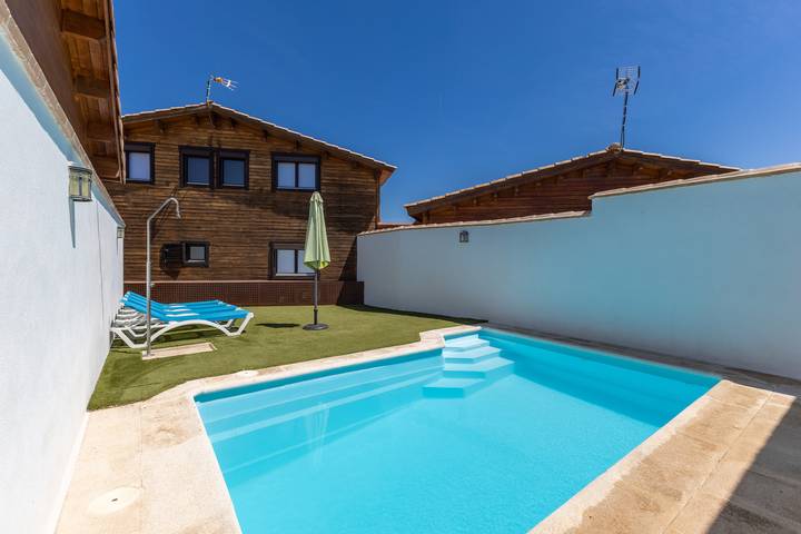 Casa rural para 12 personas, con jardín en Cobisa