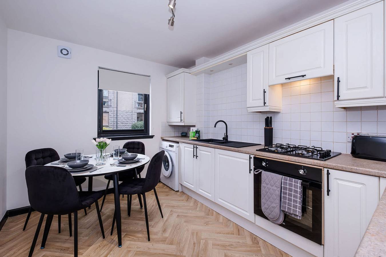 Stylish 2Br-Near Union Square  Train Station-Wi-Fi - Central Location in Aberdeen, Aberdeenshire
