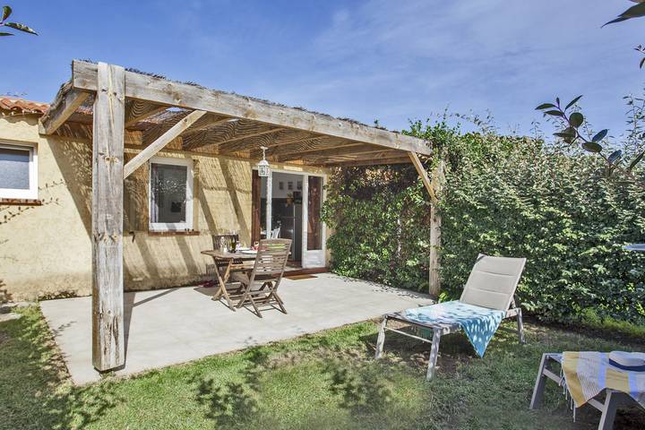 Location de vacances pour 2 personnes, avec Terrasse ainsi que Jardin et Piscine à Calvi