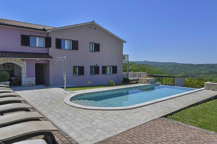 Villa für 10 Personen, mit Balkon und Balkon/Terrasse sowie Terrasse und Garten