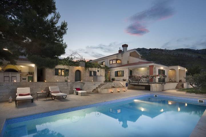 Ferienhaus für 12 Personen, mit Garten und Whirlpool