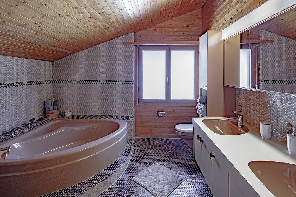 Spacious Luxury Home with Terrace, panoramic views, and walk to the lake! in Brienz, Verwaltungskreis Interlaken-Oberhasli