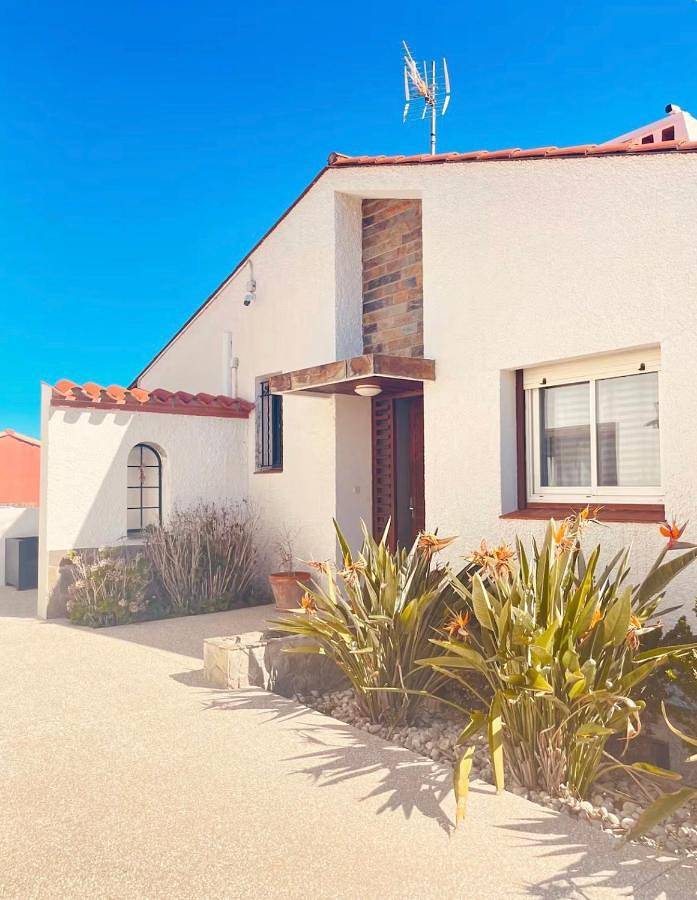 Three-Bedroom Villa in Saint-Cyprien, Côte d'Améthyste