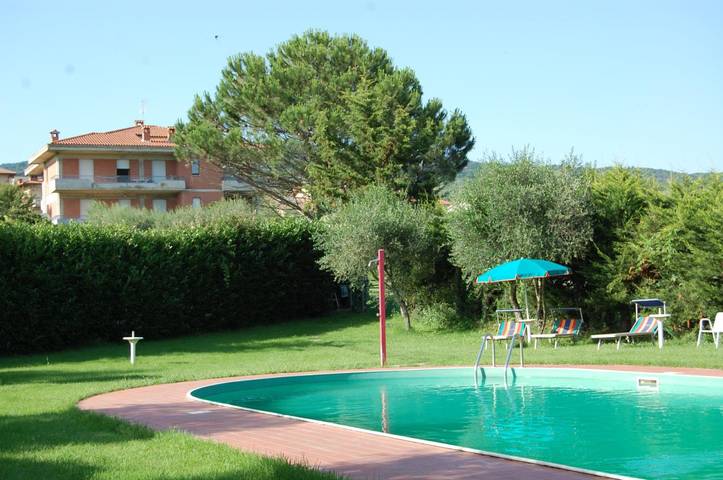 Apartamento de vacaciones para 4 personas, con terraza además de piscina y jardín - 1