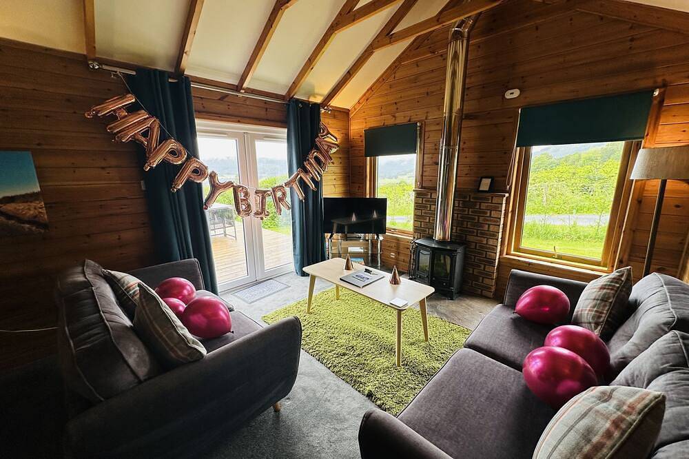 Spacious Lodge with woodburner, hot tub and beautiful views from the patio deck. in Pitlochry, Perthshire