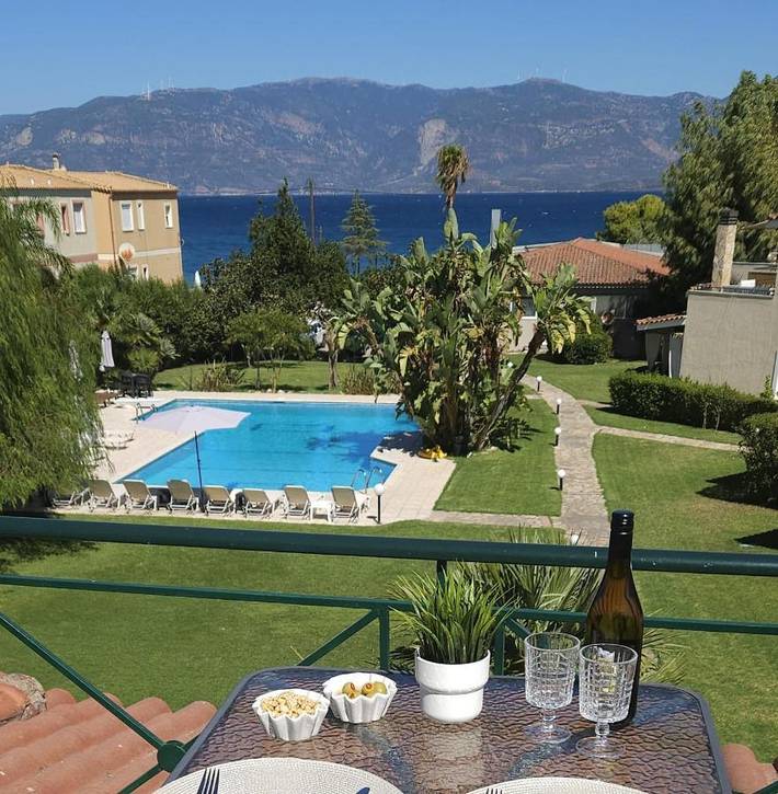 Gîte pour 4 personnes, avec jardin ainsi que piscine et vue, animaux acceptés dans Selianitika