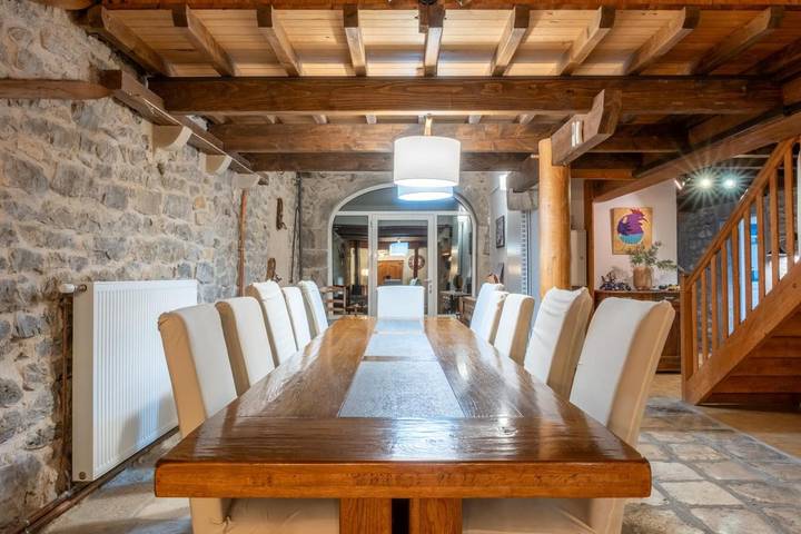 Location de vacances pour 10 personnes, avec jacuzzi et jardin, adapté aux familles à Prénovel