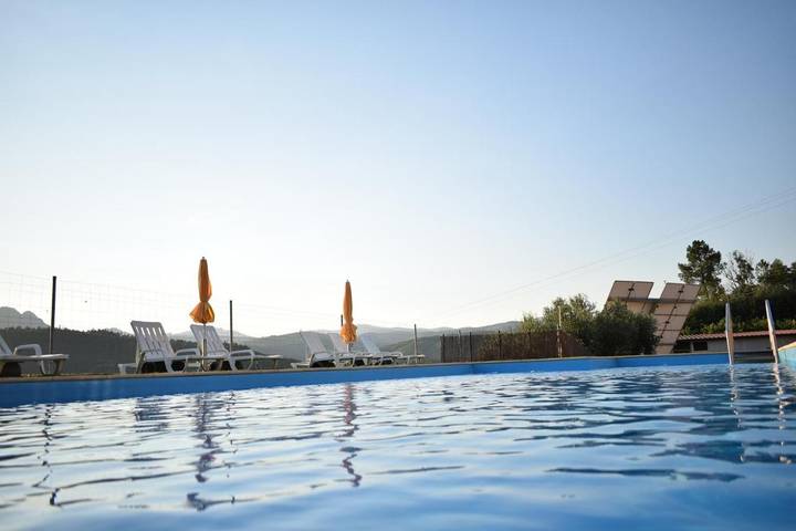 Maison de campagne pour 10 personnes, avec vue ainsi que piscine et jardin dans Janeiro de Cima
