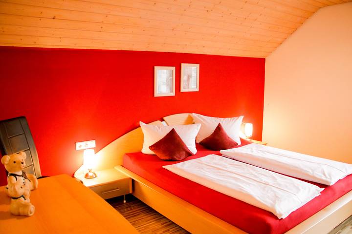 Ganze Wohnung, Ferienhof Brunner - Gruppenferienwohnung "Dorfglück", 180qm, Garten, Balkon, 3 Schlafzimmer, 1 Mehrbettzimmer, max. 13 Personen in Hayingen, Neckar-Alb