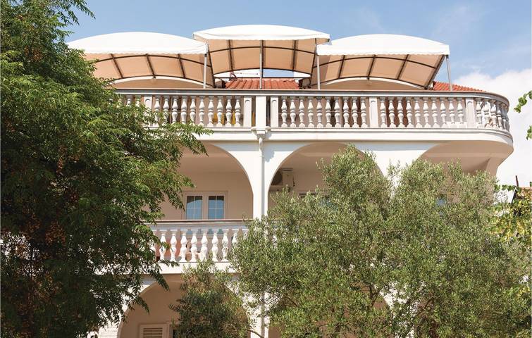 Ganze Ferienwohnung, Gemütliche Ferienwohnung mit Terrasse und WLAN, 2 km vom Strand entfernt in Srima, Šibenik-Knin