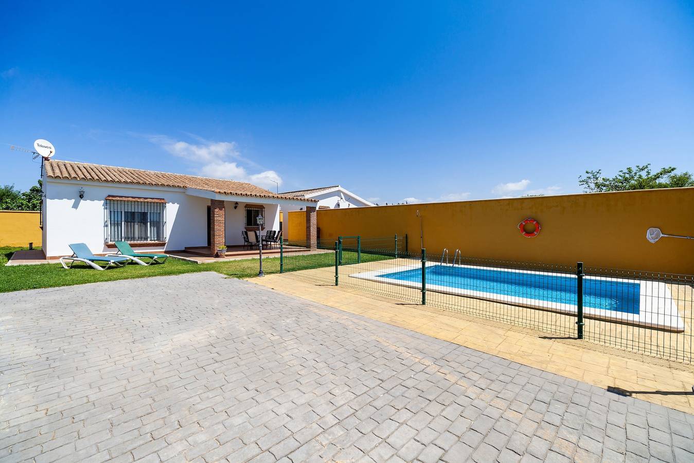 Rústica casa cerca de la playa con piscina, terraza, jardín y Wi-Fi; Se admiten mascotas; Aparcamiento disponible in Fuente del Gallo, Conil de la Frontera