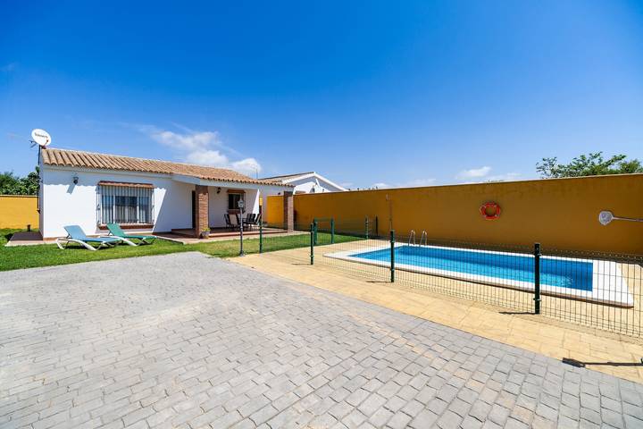 Rustikales Haus in Strandnähe mit Pool, Terrasse, Garten & WLAN; Haustiere erlaubt, Parkplätze vorhanden in Fuente del Gallo, Conil de la Frontera
