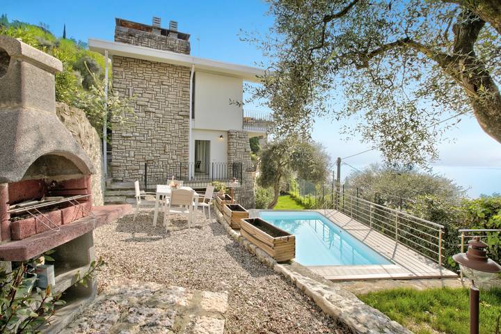 Location de vacances pour 4 personnes, avec piscine ainsi que balcon et vue sur le lac, adapté aux familles à Brenzone - 2