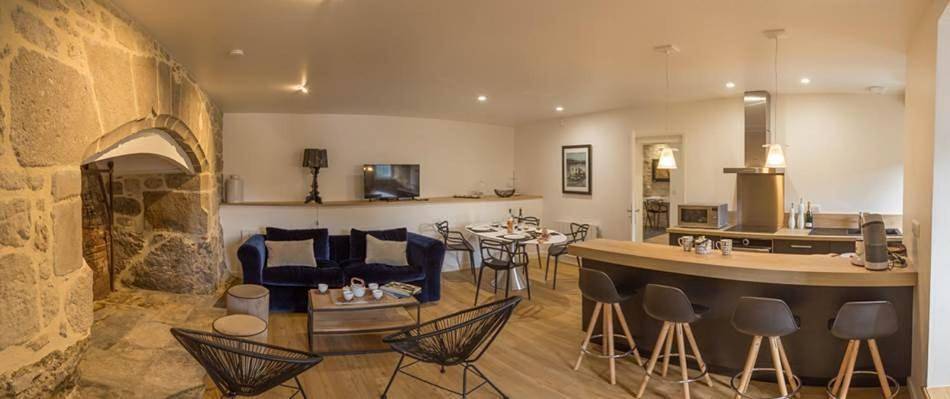 Appartement entier, Chateau De Val in Lanobre, Parc naturel régional des Volcans d'Auvergne