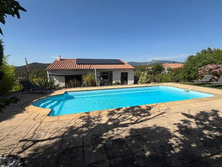 Villa für 8 Personen, mit Ausblick und Pool sowie Garten und Terrasse - 1