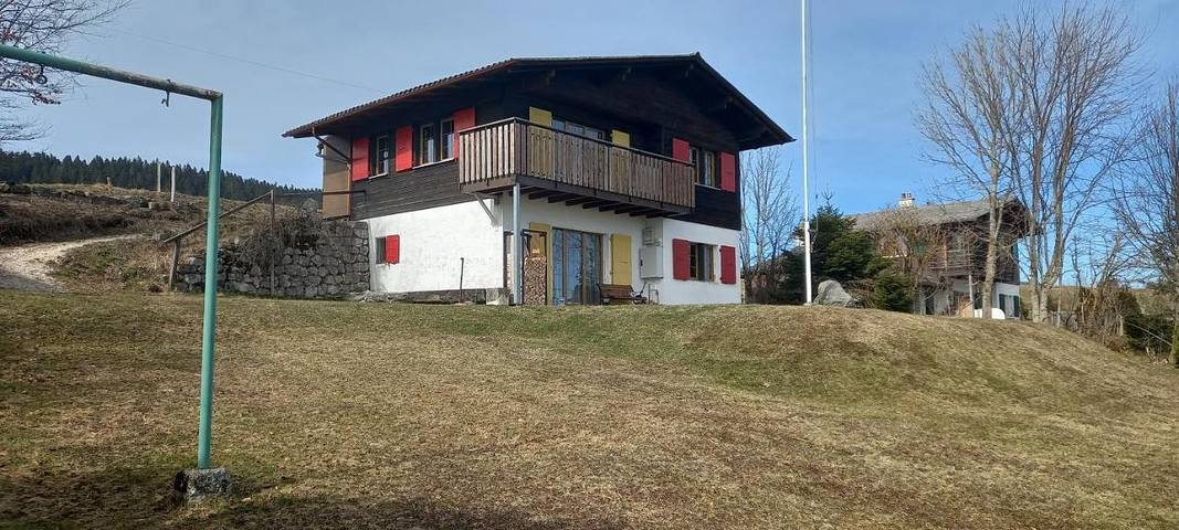 Gîte pour 7 personnes, avec Balcon et Terrasse ainsi que Jardin et Vue sur le lac à Bullet