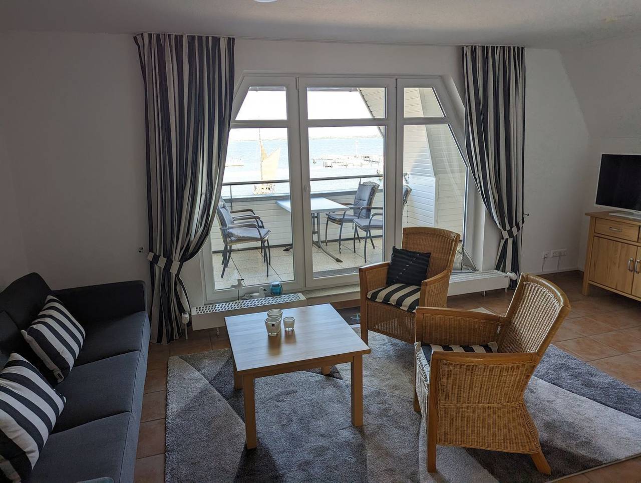 Entire apartment, An de Waterkant: Exklusive Wohnung mit Blick auf den Wieker Bodden und Hiddensee in Wiek, Ruegen