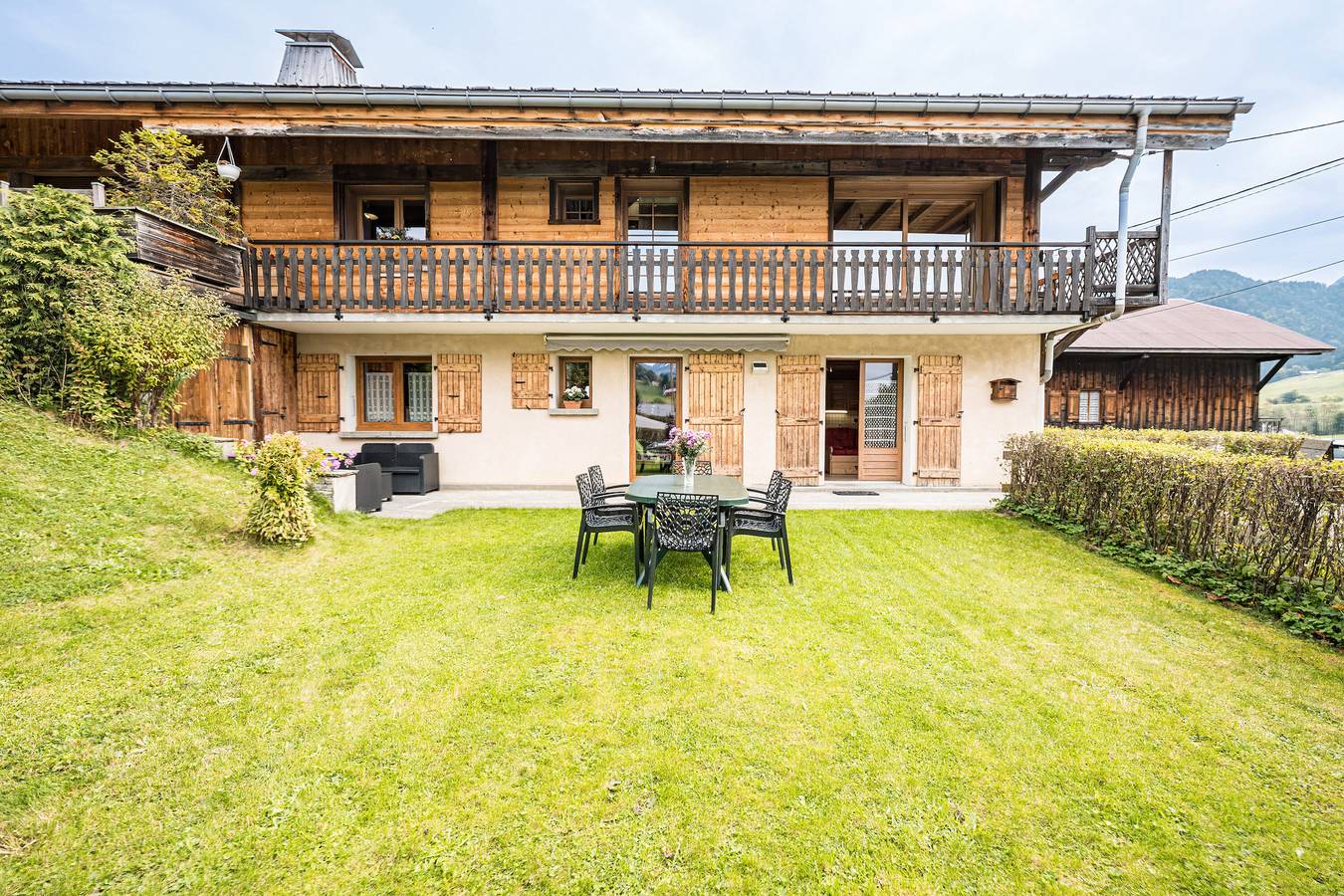 Apartamento entero, Apartamento 'Montcharvin' con vistas a la montaña, terraza privada y Wi-Fi in Praz-sur-Arly, Pays du Mont-Blanc