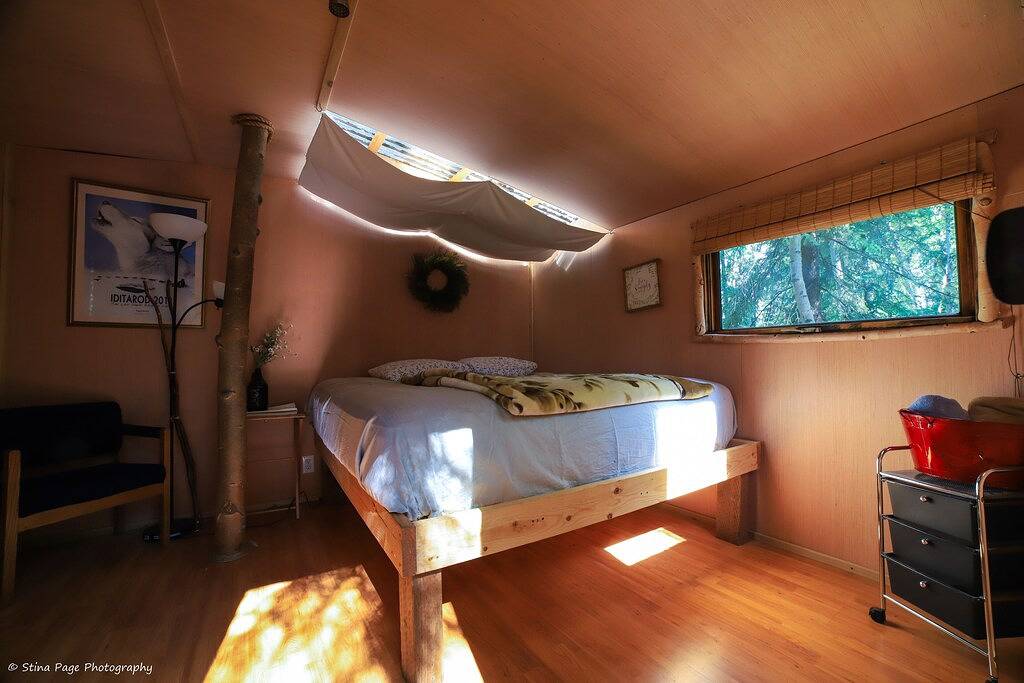 Time for adventure. Sleep in a treehouse. 5 minutes from the airport & downtown! in Fairbanks, Fairbanks North Star
