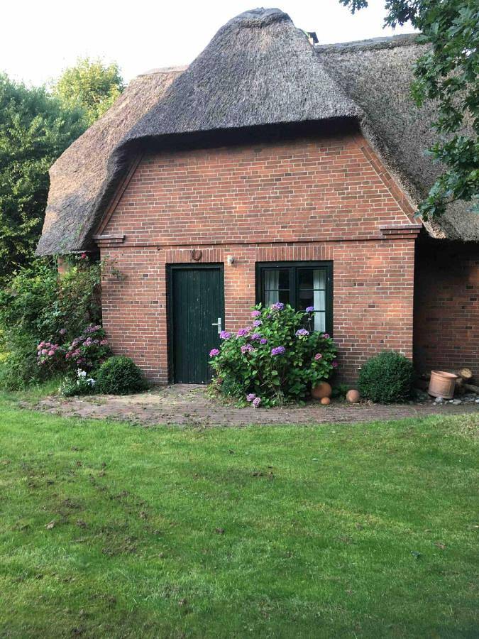 Ferienhaus unter Reet vor den Toren Sylts in Aventoft, Nordfriesland